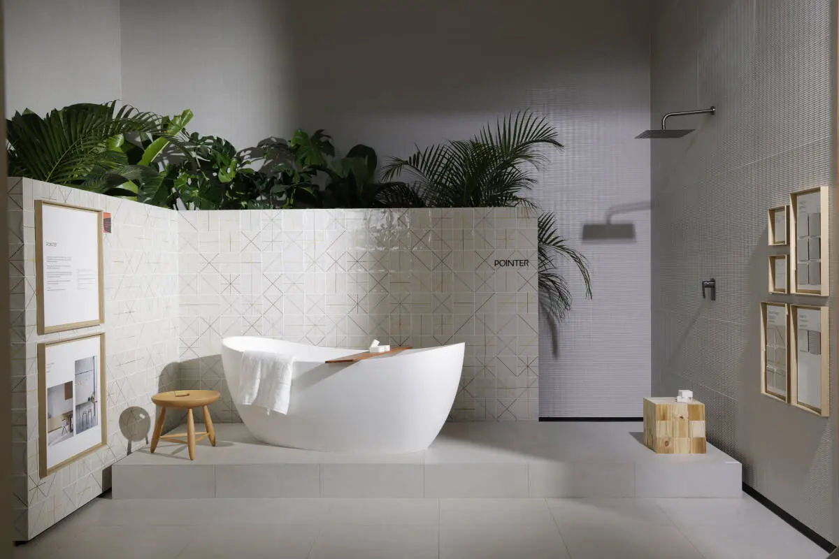Estande Portobello Revestir 2025 com banheira central e revestimentos em destaque – Studio Guilherme Garcia