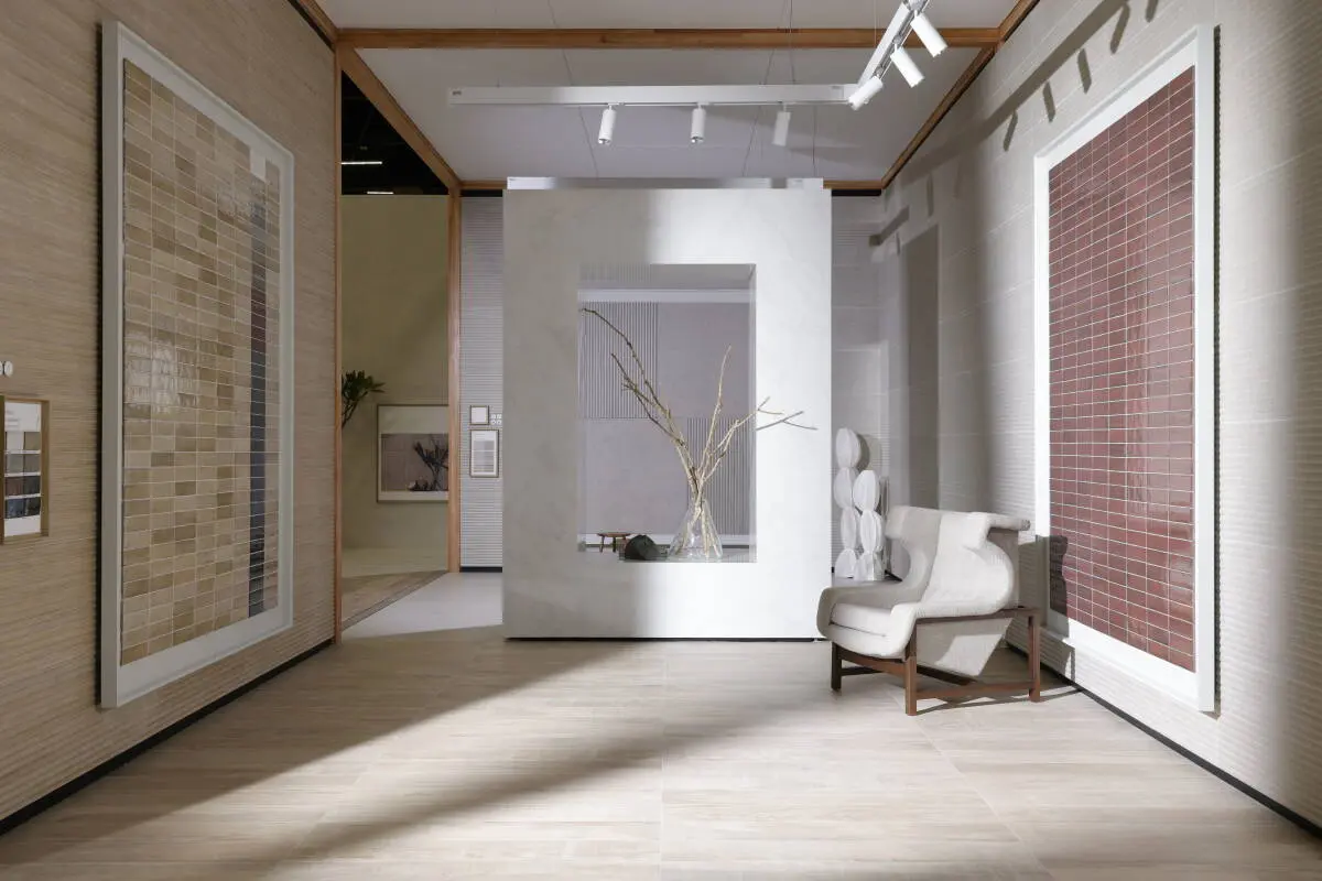 Revestimentos claros e design minimalista no Portobello Revestir 2025 – Studio Guilherme Garcia