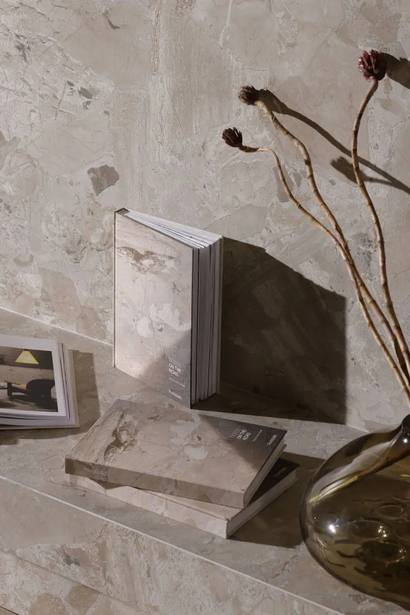 Detalhe do piso com catálogos no estande Portobello Revestir 2025 – Studio Guilherme Garcia